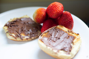 breakfast strawberries and but with nutella