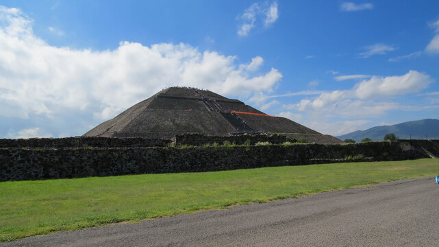 Piramide Del Sol En Teotihuacan Mexico