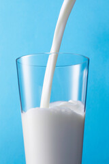 牛乳をグラスに注ぐ　Pouring milk into a glass