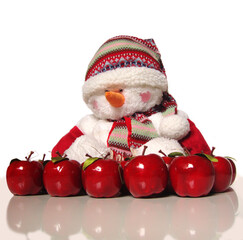 Peluche muñeco de nieve con manzanas alrededor