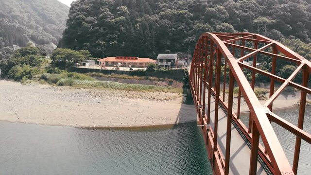 川と対岸をつなぐ赤い橋