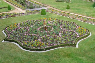 Parterre de fleurs du jardin du château de l'Hermine à Vannes en Bretagne.