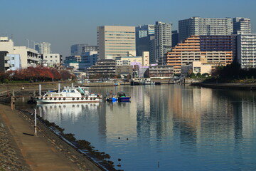 勝島運河と品川の高層ビル群