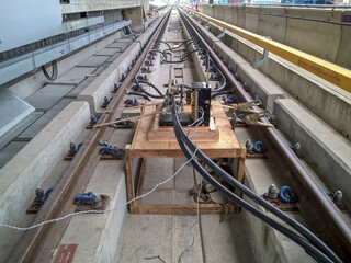 Short circuit device (Disconnecting type) for short circuit test between conductor rail with...