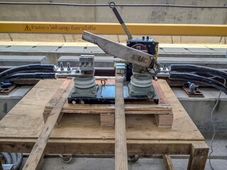 Short circuit device (Disconnecting switch type) for short circuit test between conductor rail and running rail