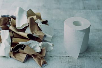 使い切ったトイレットペーパーと一つ残ったトイレットペーパー