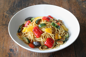 カラフルな野菜のパスタ