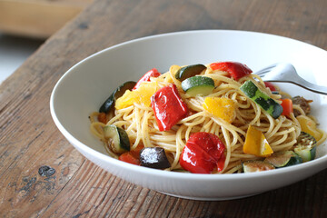 カラフルな野菜のパスタ