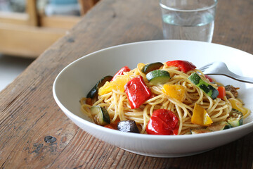 カラフルな野菜のパスタ