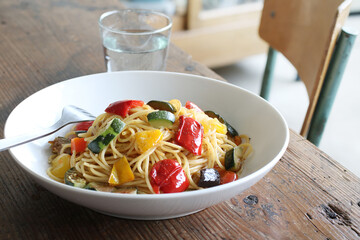 カラフルな野菜のパスタ
