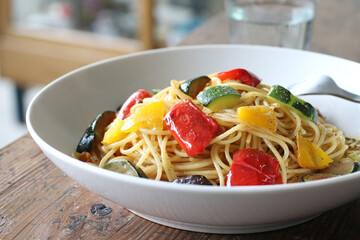 カラフルな野菜のパスタ