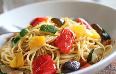 カラフルな野菜のパスタ