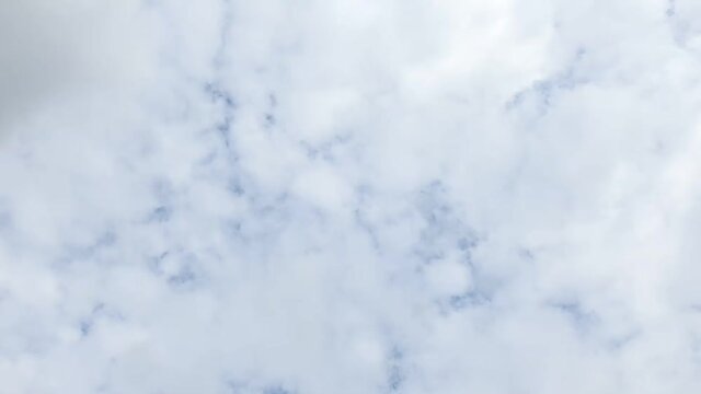 雲湧き上がり、立ち昇る。もやの中。空の背景素材