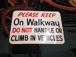please keep on walkway sign