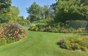 Obraz premium beautiful garden landscaped with colorful flowerbed blooming in summer