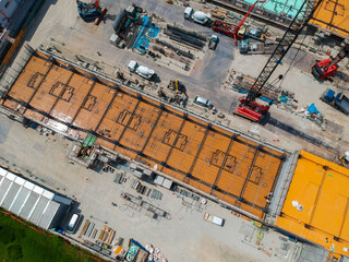 航空撮影したマンションの建設現場の作業風景