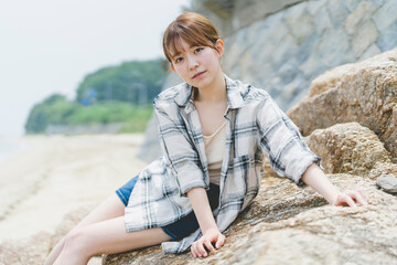 海辺を散策する女性