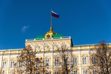 Obraz premium Russian flag on the building of the Grand Kremlin Palace.