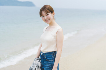 海辺を散策する女性