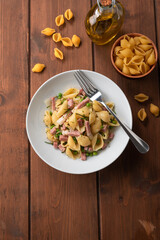 Piatto di pasta con prosciutto cotto, piselli e cipolla, Cucina Italiana