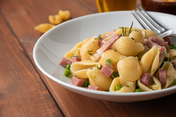 Piatto di pasta con prosciutto cotto, piselli e cipolla, Cucina Italiana