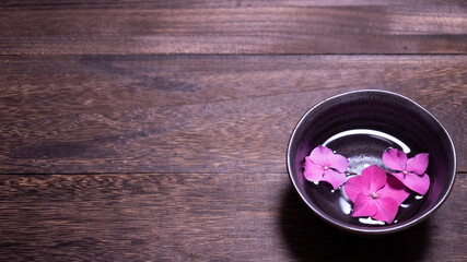 水に浮かべた紫陽花