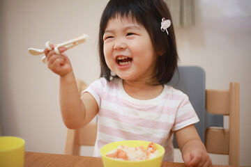 トレーニング箸を使う女の子