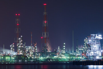 新磯子町の工場夜景（製油プラント）