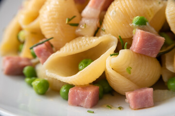 Piatto di pasta con prosciutto cotto, piselli e cipolla, Cucina Italiana