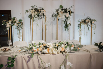 Fototapeta na wymiar wedding table decor in a flower restaurant