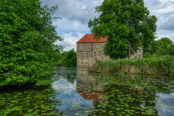 Obraz premium Burggraben und historische Renaissance-Burg in Luedinghausen