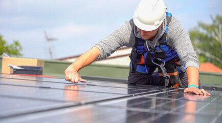 Fototapeta Worker installing solar panels obraz