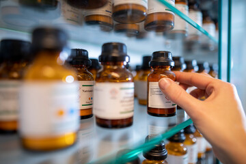 Fläschchen in einer Apotheke