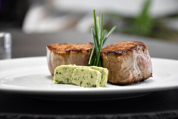 Schweinefilet mit Kräuterbutter