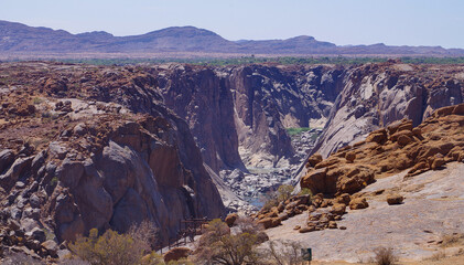 Gebirge und Wasserfall Naturreservat im National Park Südafrika © vschlichting