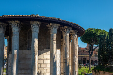 zabytkowa Świątynia Herkulesa znajdująca się na Forum Boarium nad brzegiem Tybru w Rzymie - obrazy, fototapety, plakaty