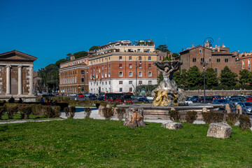 zabytkowa fontanna przy Świątyni Herkulesa znajdująca się na Forum Boarium nad brzegiem Tybru w Rzymie - obrazy, fototapety, plakaty