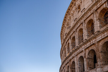 Zabytkowe łuki Coloseum na tle bezchmurnego nieba - obrazy, fototapety, plakaty