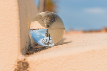 Mano de mujer sosteniendo una esfera de cristal