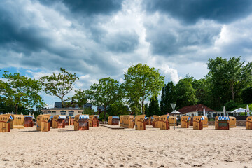 Kieler Förde Heikendorf-Möltenort. Die Coronaauflagen sind gelockert, die Strandkörbe zum...