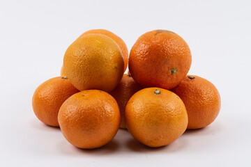 Reife Orangen gestapelt auf hellem Untergrund