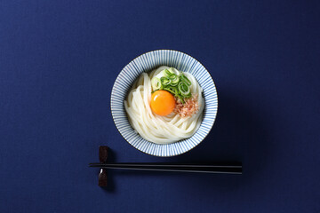 釜玉うどん、紺色背景