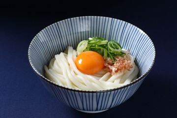 釜玉うどん、紺色背景