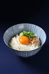 釜玉うどん、紺色背景