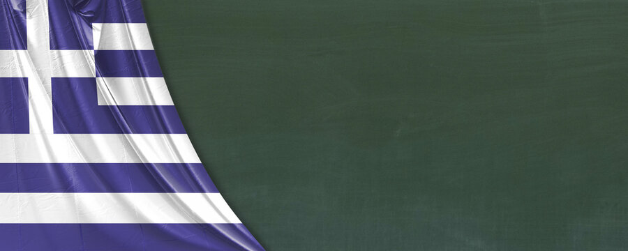Nationalflagge von Griechenland im Hintergrund eine Schultafel.