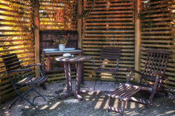 Gartenstühle auf der Terrasse