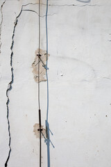 Fragment piorunochronu na starej spękanej ścianie budynku.