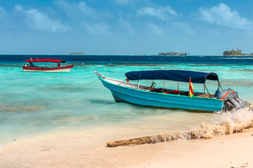 Boats in Caribbean sea in Guna Yala, formerly known as San Blas, Panama. - obrazy, fototapety, plakaty