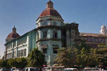 Obraz premium The colonial architecture of the historical center in Yangon on the intersection of Pansodan Street and Strand Road