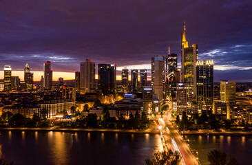 Obraz premium Wide View of Frankfurt am Main Skyline at Night with Main River in foreground and City Lights